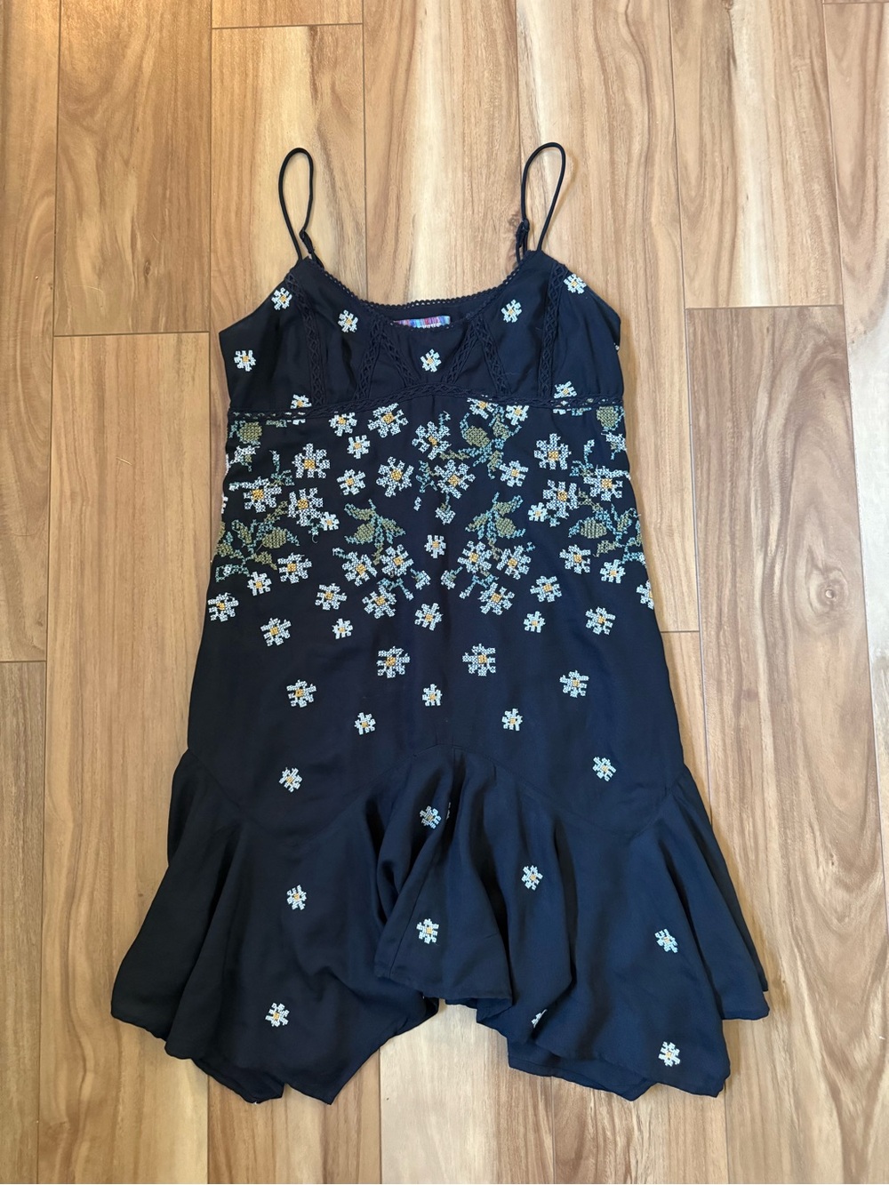 Urban Outfitters Sienna Floral Embroidered Black Mini Dress Size Small - Picture 2 of 5